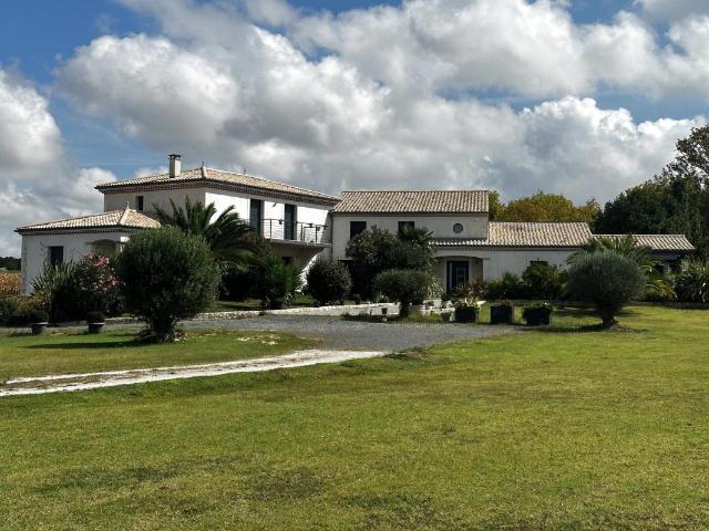 Propriété contemporaine de 8 pièces au milieu de son jardin