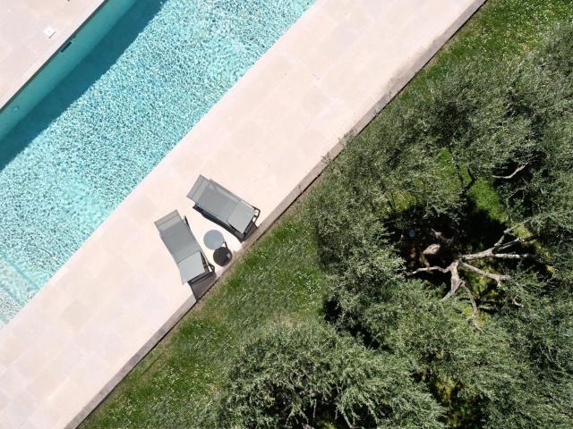 Propriété contemporaine de 340 m² avec dépendances et piscin. 339m² Uzès