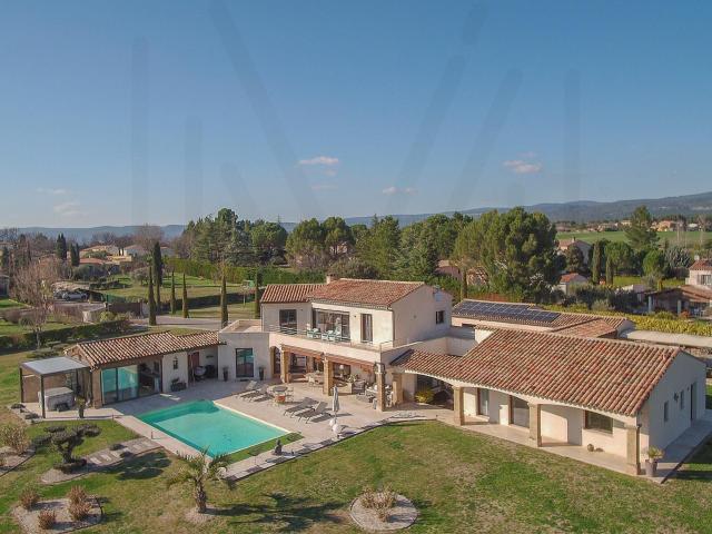 PROPRIÉTÉ CONTEMPORAINE D'EXCEPTION AVEC VUES PANORAMIQUES Au coeur du Luberon, à quelques minutes de Roussillon