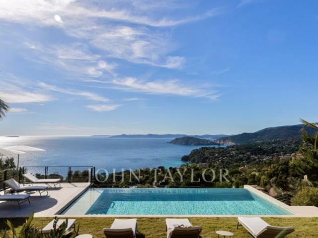 Propriété contemporaine d'exception de 6 suites avec vue mer panoramique sur les îles d'Or et piscine à débordement