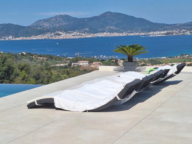 Propriété contemporaine récente avec vue mer et piscine Po