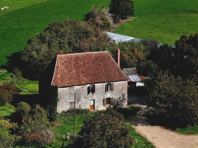 Propriete à vendre 10 pièces proche de LA CHATRE 36 Ancienne seigneurie de 160 m² avec étang dépendances terrain: 84916 m2