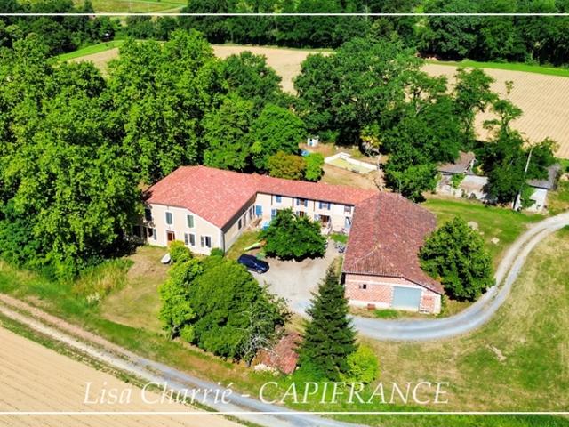 Propriete à vendre 11 pièces de 406 m2 habitables au total, avec dépendance sur 5261 m2 proche de NOGARO 32