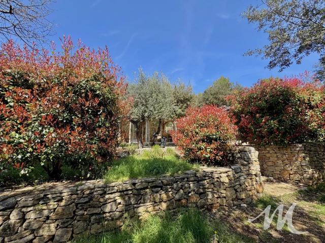 PROPRIÉTÉ À VENDRE À BARJOLS DANS UN HAVRE DE PAIX SUR 1 HECTARE