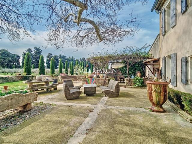 Grande propriété à vendre près de l'Isle sur la Sorgue avec piscine sur 4,7 ha