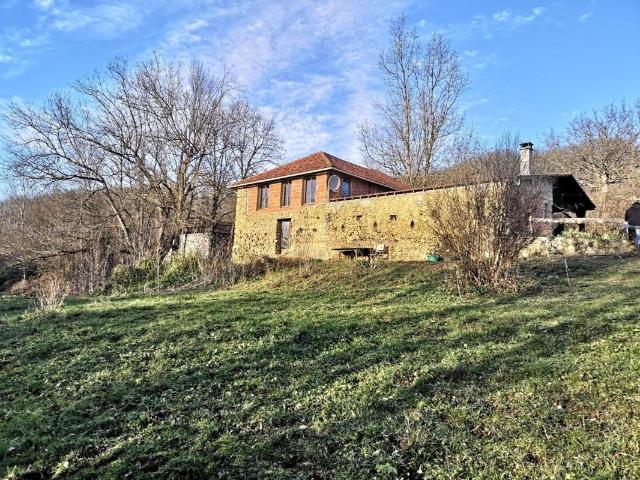 Propriété à vendre proche de Marciac: Maison 4 chambres, à finir de rénover. Cachée et isolée, on y accède par un long chemin. Terrasse couverte de 40m2 et terrain de 2,98 ha convient aux chevaux