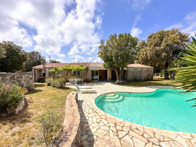 Propriété à Bonifacio: villa T4 avec piscine et dépendance T3 sur grand terrain au calme