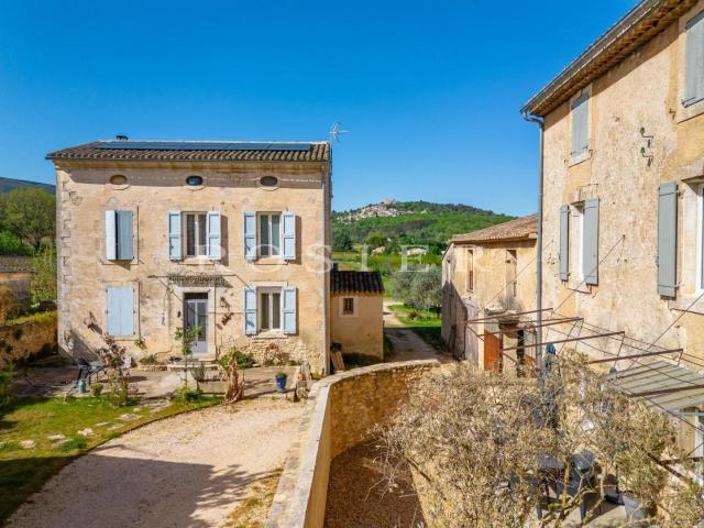 Propriété à fort potentiel au pied du village de Bonnieux av. 680m² Bonnieux