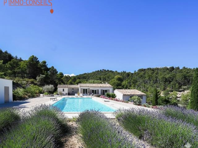 Propriété à Joucas avec vue panoramique et piscine