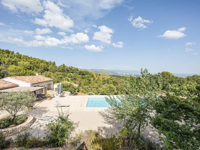 Propriété à Joucas avec vue panoramique et piscine 200m² Joucas
