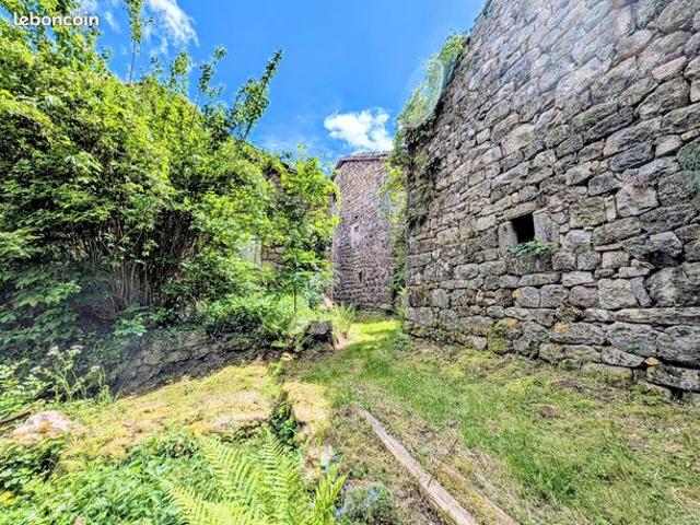Propriété à rénover avec terrain de 2602 m2