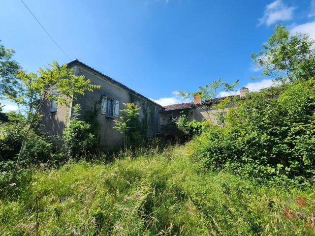 Propriété à rénover sur 11 hectares de terrain 170m² Saint Vincent Rive d'Olt