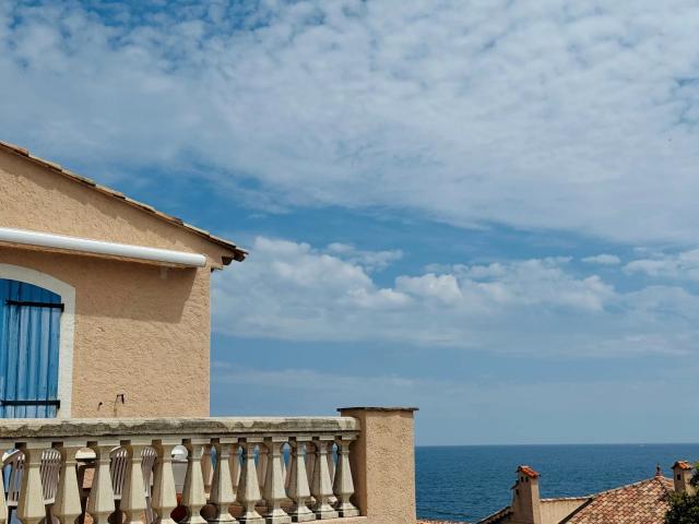 PROPRIETE A RENOVER VUE MER PANORAMIQUE ANTHEOR