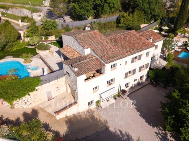 Propriété atypique à quelques pas du village