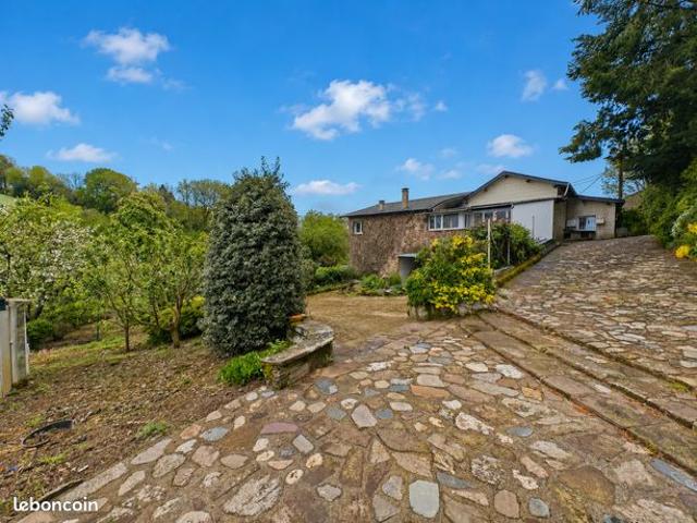 Propriété atypique indépendante avec terrain et garage