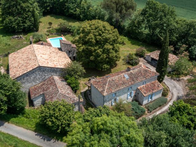 Propriété authentique à la campagne avec dépendances et pisc