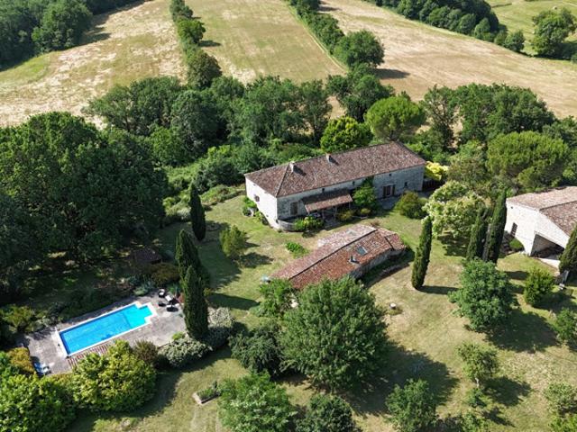 Propriété authentique avec maison d'amis, piscine, source et