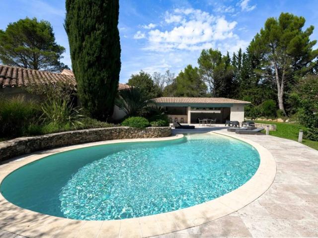 Propriété aux lignes architecturales uniques dans le quartier le plus prisé d’Uzès
