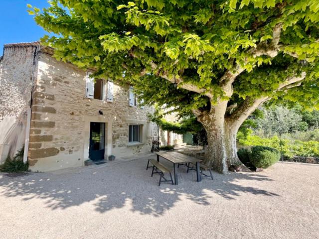 Propriété au cœur de Beaumes de Venise avec 3 gites et piscine sur 1500 m²