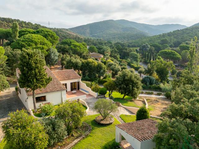 Propriété au calme avec tennis et piscine