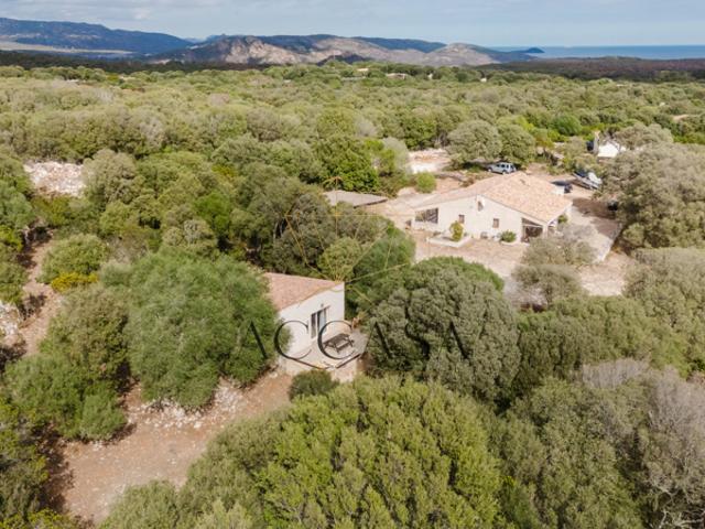 Propriété avec dépendance sur grand terrain constructible à