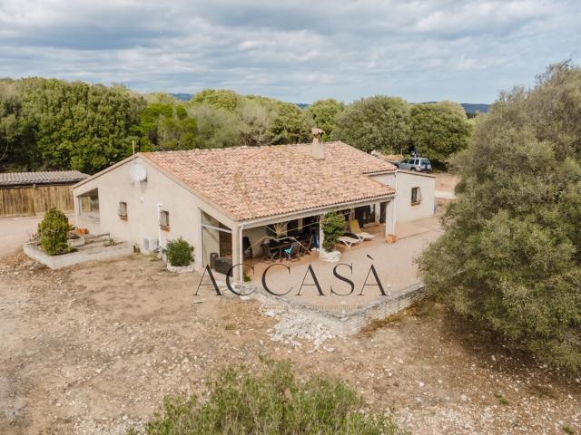 Propriété avec dépendance sur grand terrain constructible à 5 min de la plage de Bonifacio