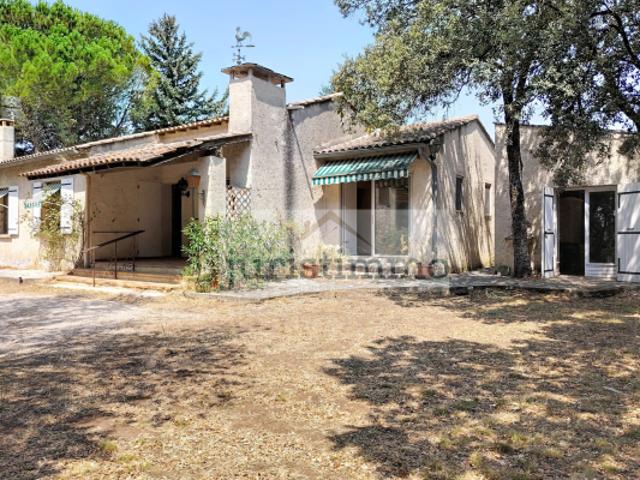 Propriété au calme avec maison de plain pied, piscine et dép