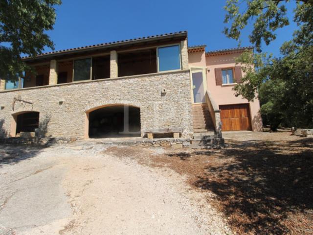 PROPRIETE AU CALME AVEC PISCINE ET VUE PANORAMIQUE