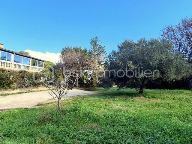 PROPRIETE AU CALME MAISON 410m² DIVISEE EN 5 APPARTEMENTS +GARAGE PARCELLE de plus de 2000m² zone Ujn
