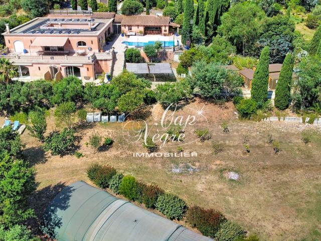 Propriété au calme proche de la plage avec piscine et vaste. 319m² Bormes les Mimosas