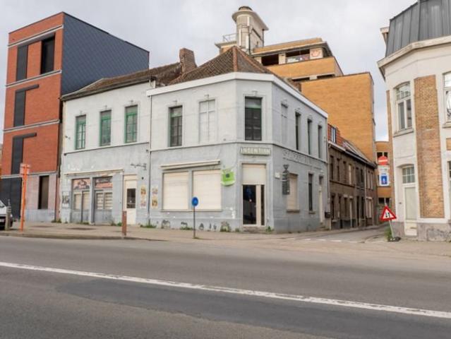 Propriété avec 4 app. + espace commun = rendement maximal !