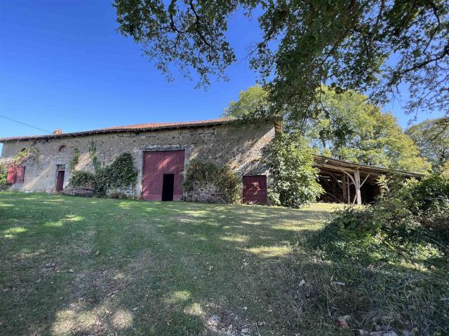 Propriete Avec 5 Ha De Terres 200m² Confolens