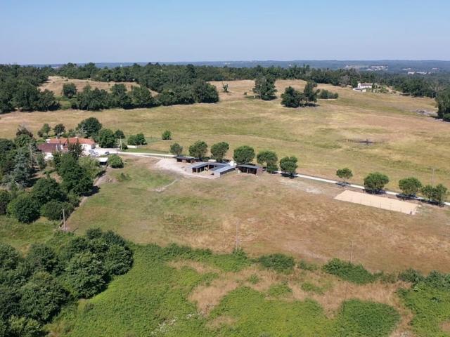 PROPRIETE AVEC 2 MAISONS SUR PLUS DE 11 HECTARES