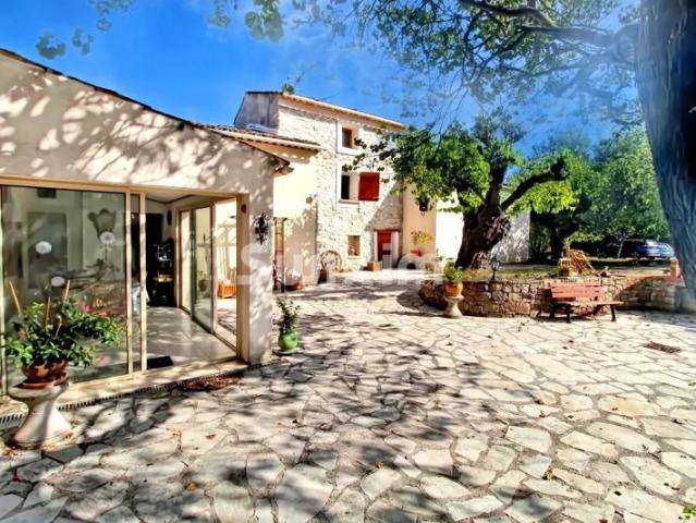 Propriété avec 2 maisons sur un grand terrain et piscine
