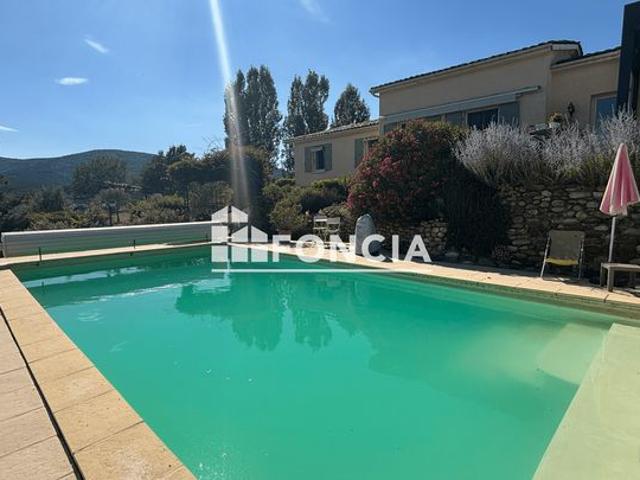 Propriété avec 2 maisons, terrain, piscine