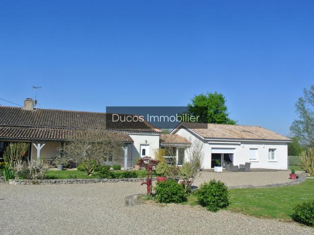 Propriété avec 2 habitations et 6 chambres et un bureu au total