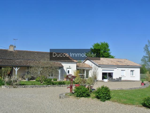 Propriété avec 2 habitations et 6 chambres et un bureu au to