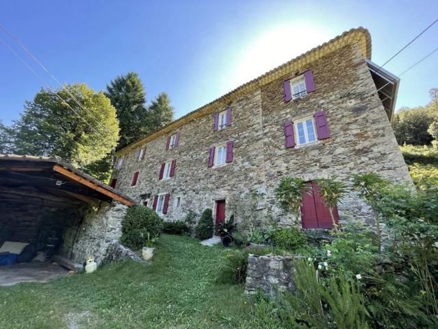 Propriété avec 32 hectares, sources et rivière