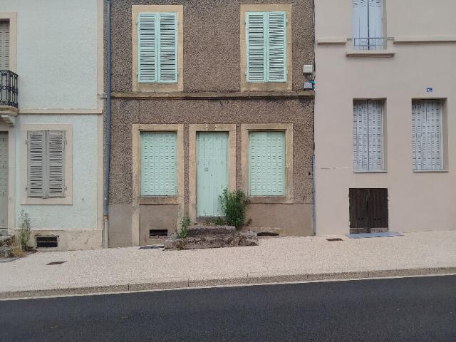 Propriété avec 3 maisons, 8 garages et terrain