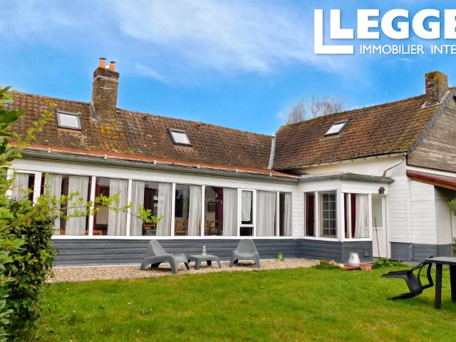 propriété avec 3 bâtiments indépendants avec piscine a contre courant à l intérieur