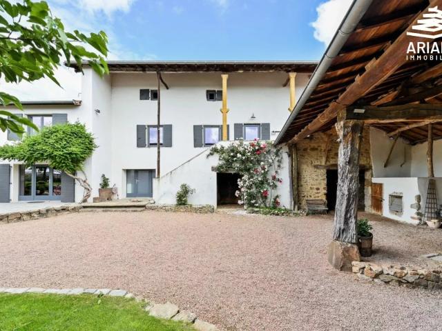 Propriété équestre avec piscine, garage et dépendances sur 2,7 h