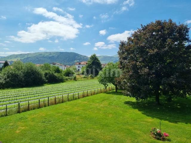 Propriété avec terrain constructible en bourg de village !