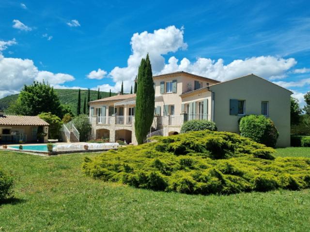 Propriété avec terrain et piscine