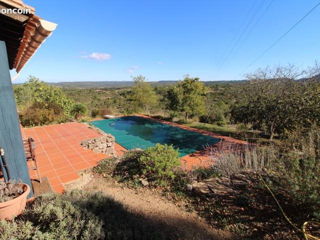Propriété avec vue à 360° sur 23100 M2 avec une très belle piscine