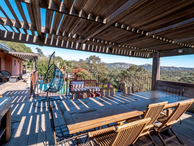 Propriété avec vue dégagée à Sotta, commodités à pied et cad. 239m² Sotta