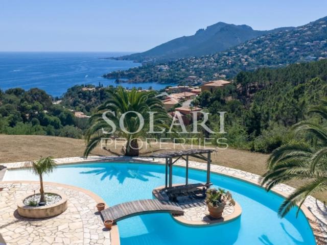 Propriété avec vue mer panoramique et piscine