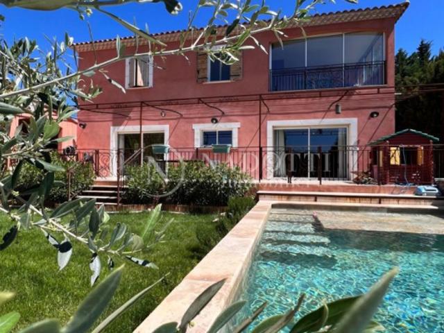 Propriété avec beaux volumes, piscine et très belles prestations sur la colline de Saint Antoine à L'isle sur la sorgue