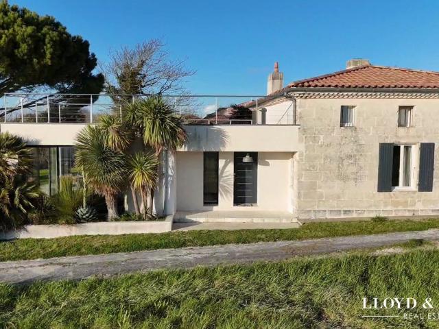 Propriété avec belvédère sur l'estuaire panorama excep 280m² Chenac Saint Seurin D'uzet