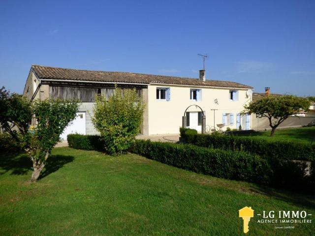 Propriété avec dépendance d'environ 285m2 près du pittoresqu. 172m² Chenac Saint Seurin d'Uzet