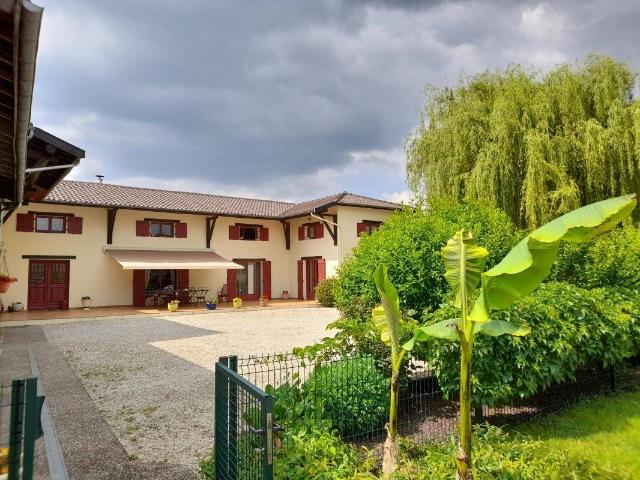 Propriété avec dépendance, jardin arborée et piscine